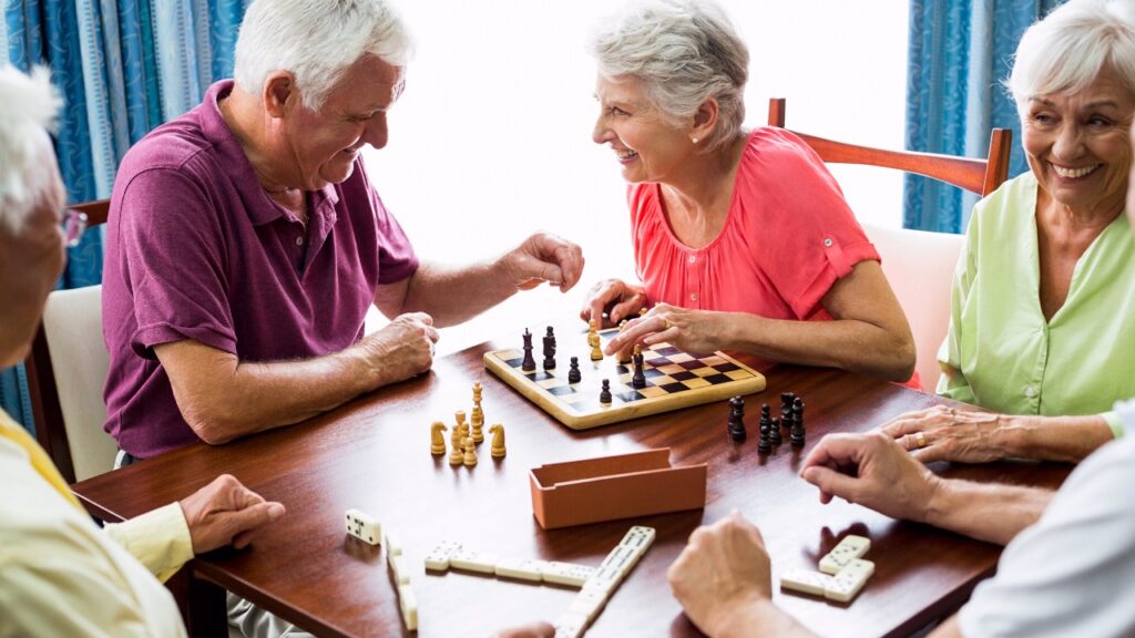 imagem de idosos jogando e se divertindo