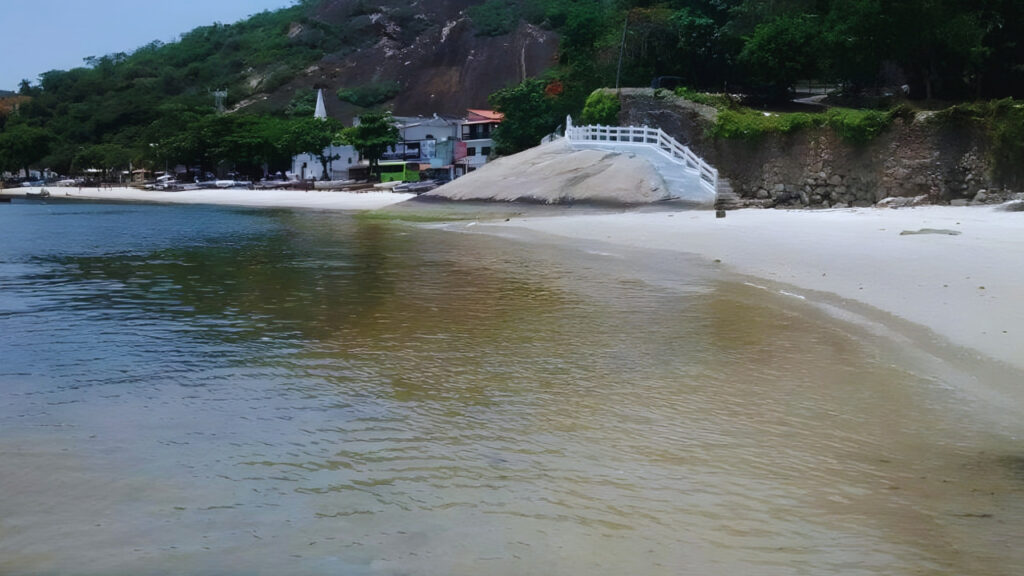 Praia de Jurujuba em Niterói, com mar protegido, faixa de areia curta e morros ao redor